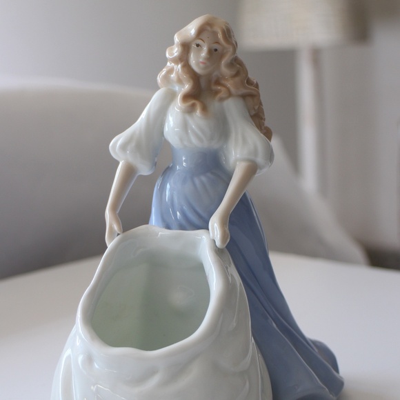 charming porcelain maiden figurine holding bag - Picture 5 of 8